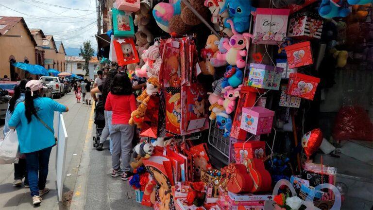 fiebre de san valentín en ayacucho: comerciantes esperan vender millones en un solo día