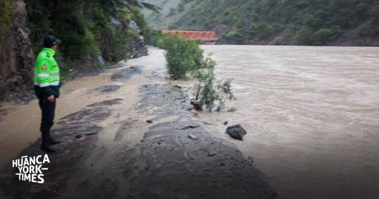 huancavelica: el desborde del río mantaro cierra la carretera huancayo ayacucho, en el distrito de cosme