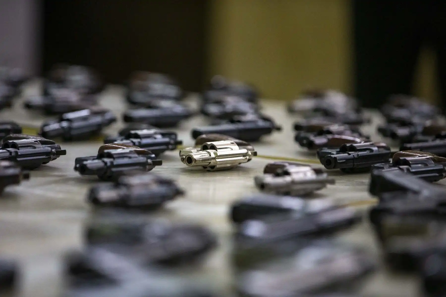 Trujillo: en almacén de empresa de transportes hallan 600 réplicas de armas de fuego