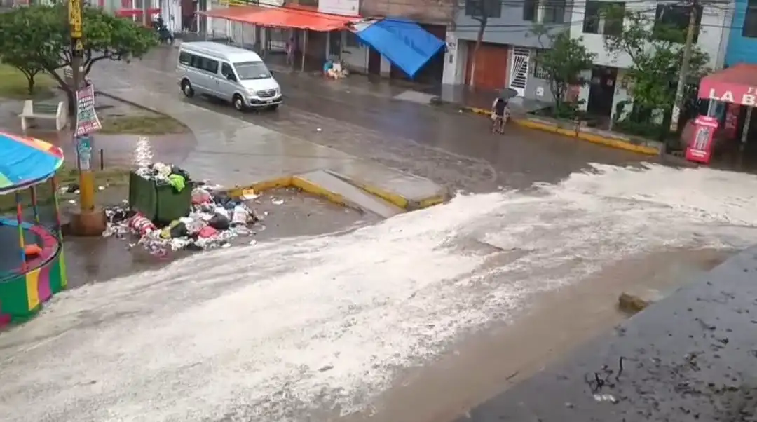 En La Esperanza, las calles de Wichanzao, fueron las primeras en ser inundadas.