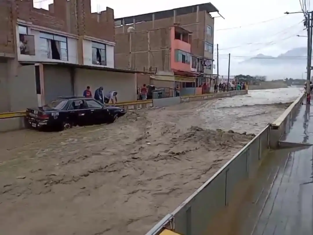 La quebrada San Ildefonso se activó y el huaico bajó por El Porvenir, a Mampuesto y luego a Miraflores.