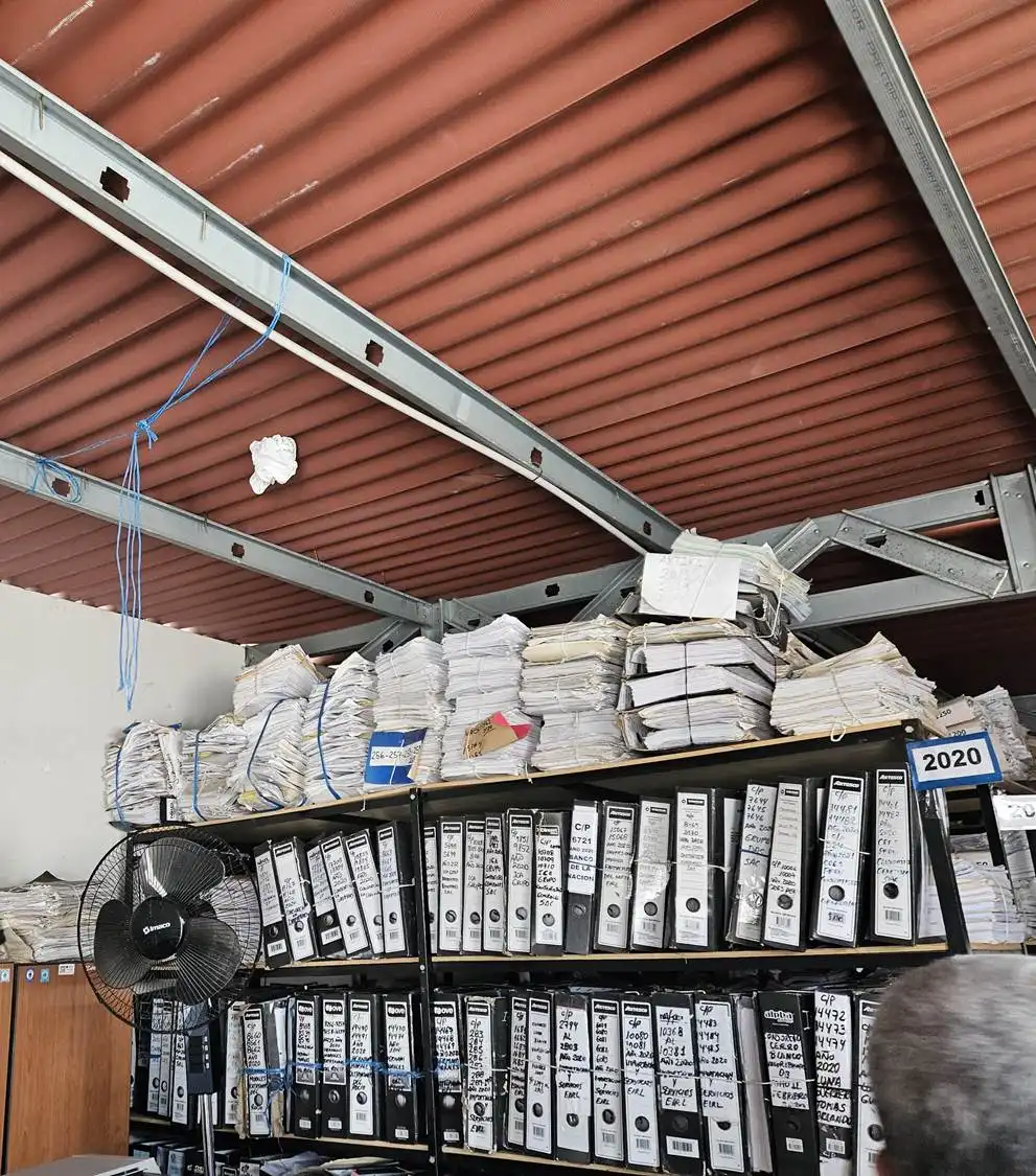 La gran cantidad de documentación archivada suma peso a las estructuras del techo.
