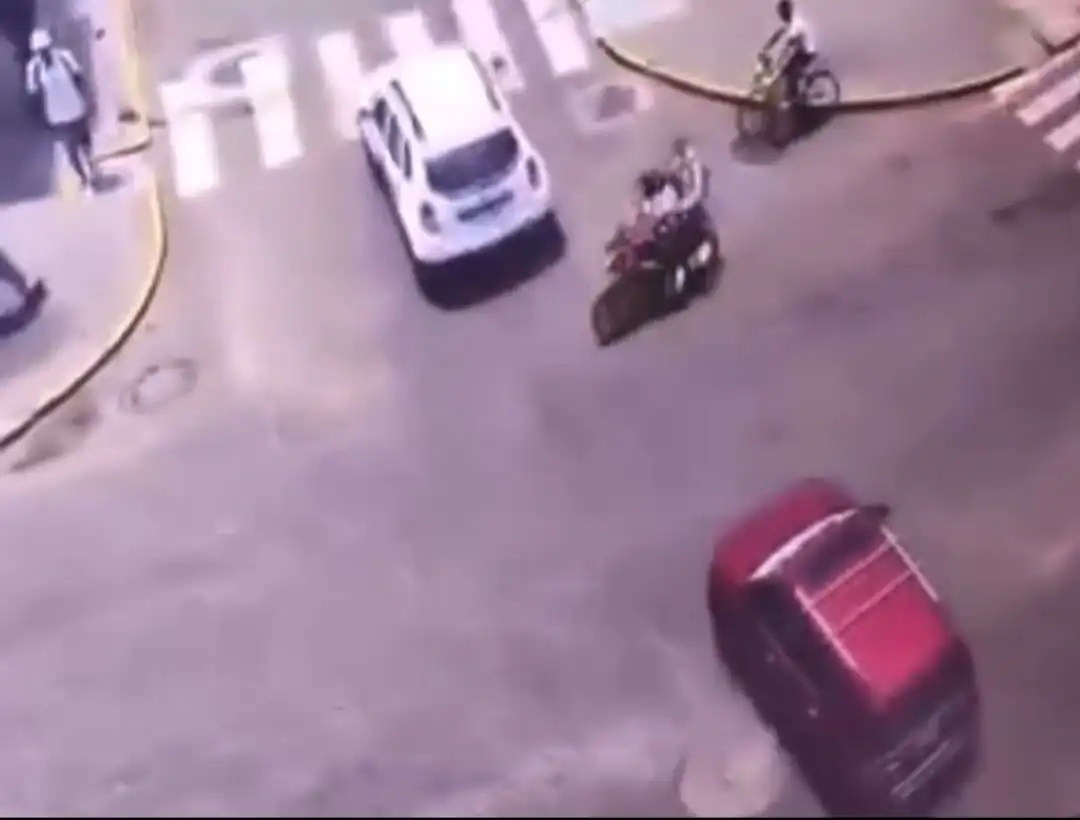 Tras el asalto en la plaza de armas de Trujillo, los marcas huyen en una moto sin ser perseguidos por nadie.