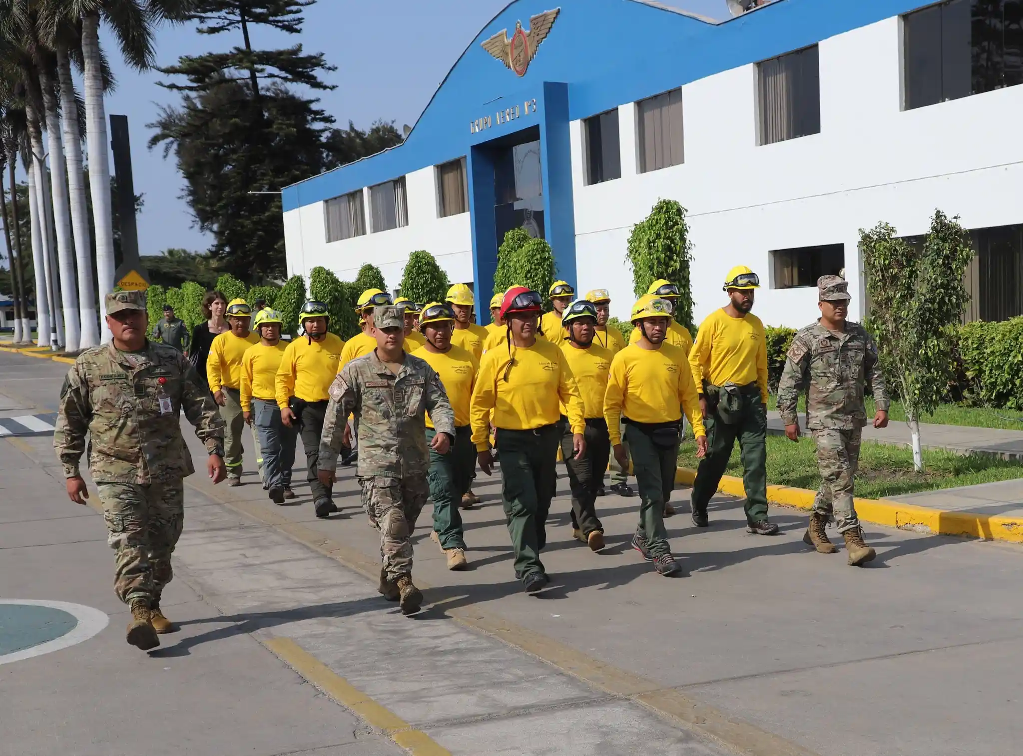 perú conforma su primera brigada helitransportada para combatir incendios forestales