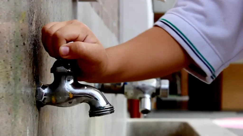 sutep puno alerta que 60% de escuelas carecen de agua y luz en la región