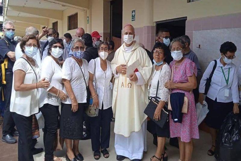 iquitos: el papa león xiv compartió con fieles en colegio san agustín