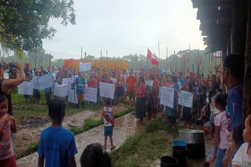 loreto: convoyes petroleros siguen retenidos en el río corrientes
