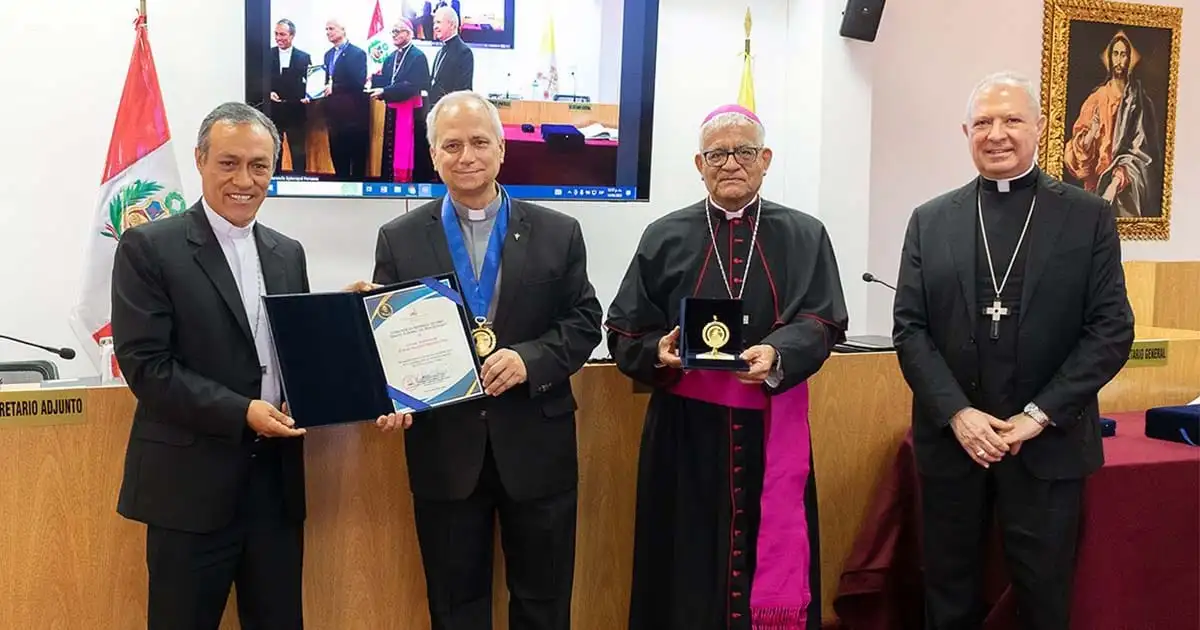 Junto al monseñor Miguel Cabrejos Vidarte.