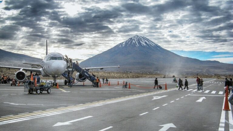 arequipa: pnp interviene aeropuerto por posible bomba en avión, cancelan vuelos