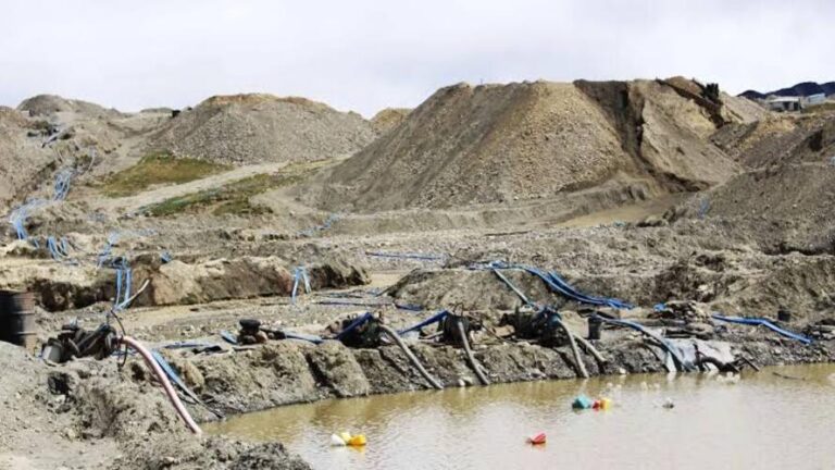 fiscalía reconoce inacción ante la minería ilegal en puno tras la pandemia
