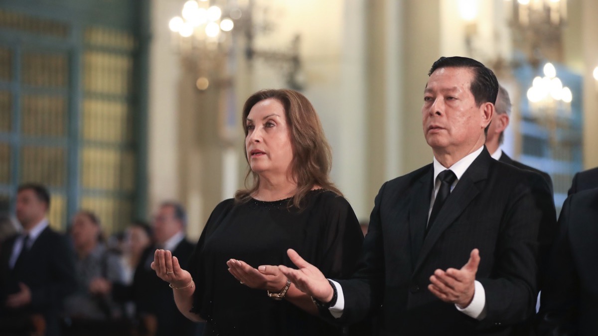dina boluarte entre la crisis total por 0 % de aprobación y la frivolidad de su viaje a roma 