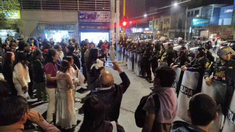 arequipa: estudiantes unsa acusan de agresión a pnp en protesta por atropello contra alumno 