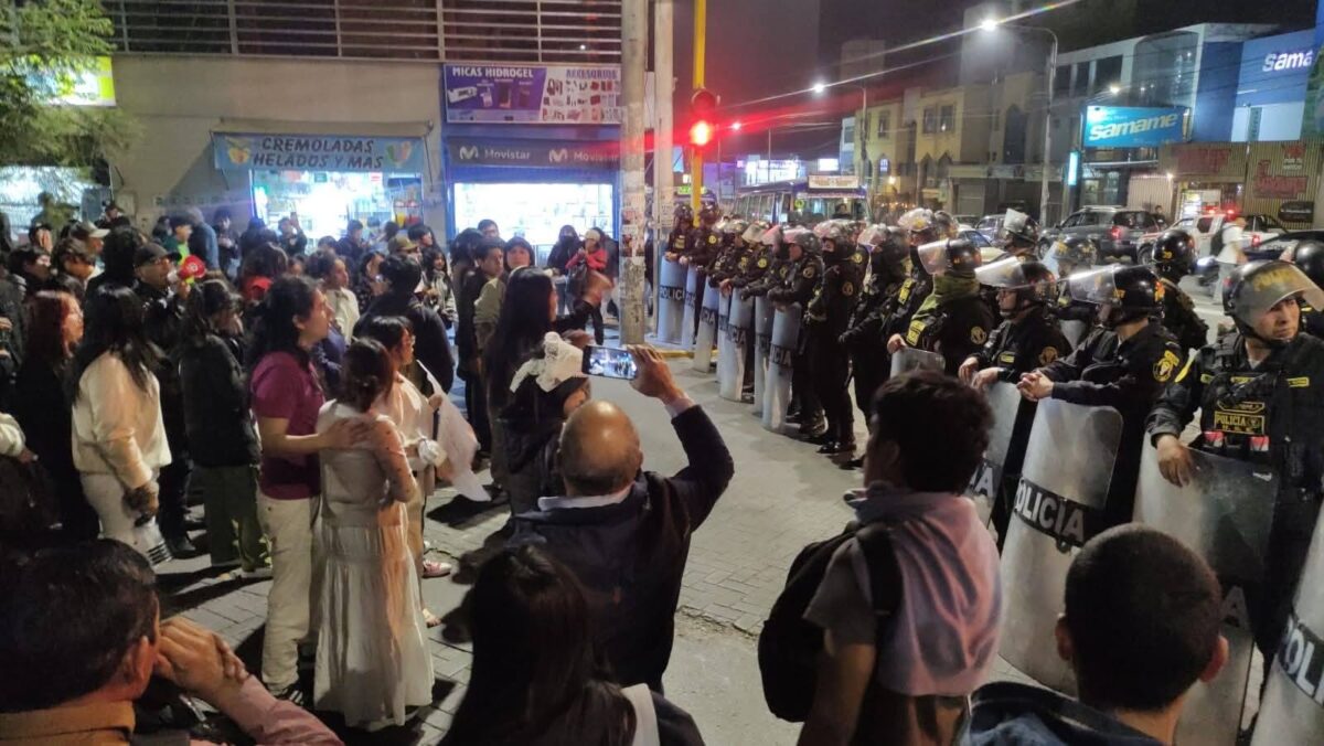 arequipa: estudiantes unsa acusan de agresión a pnp en protesta por atropello contra alumno 