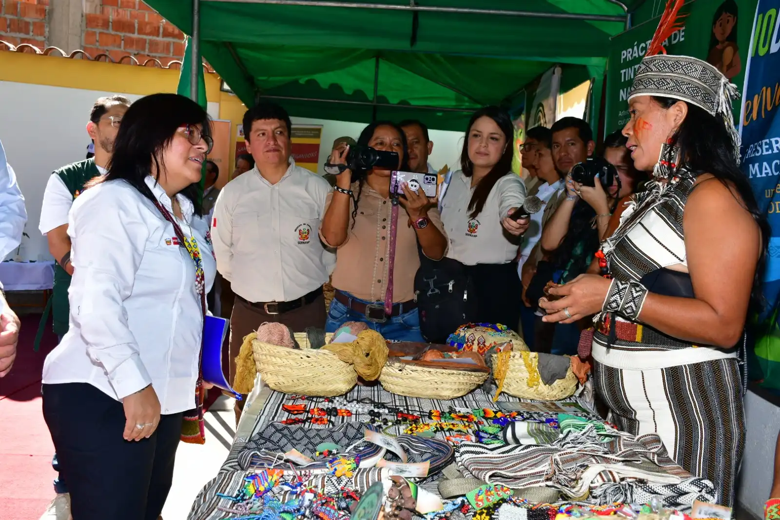 Mujeres machiguengas ganan premio nacional por emprendimiento de cacao que conserva los bosques