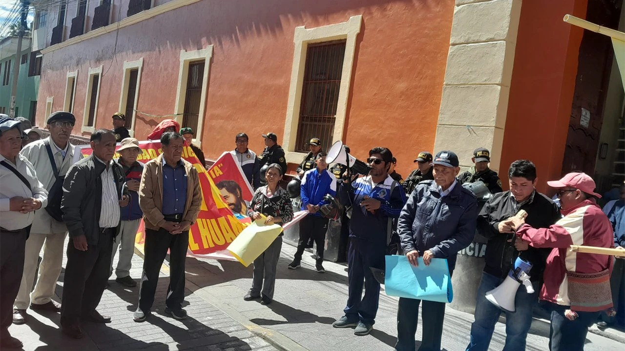 docentes cesantes marchan en ayacucho para exigir pensiones dignas y advierten paro nacional