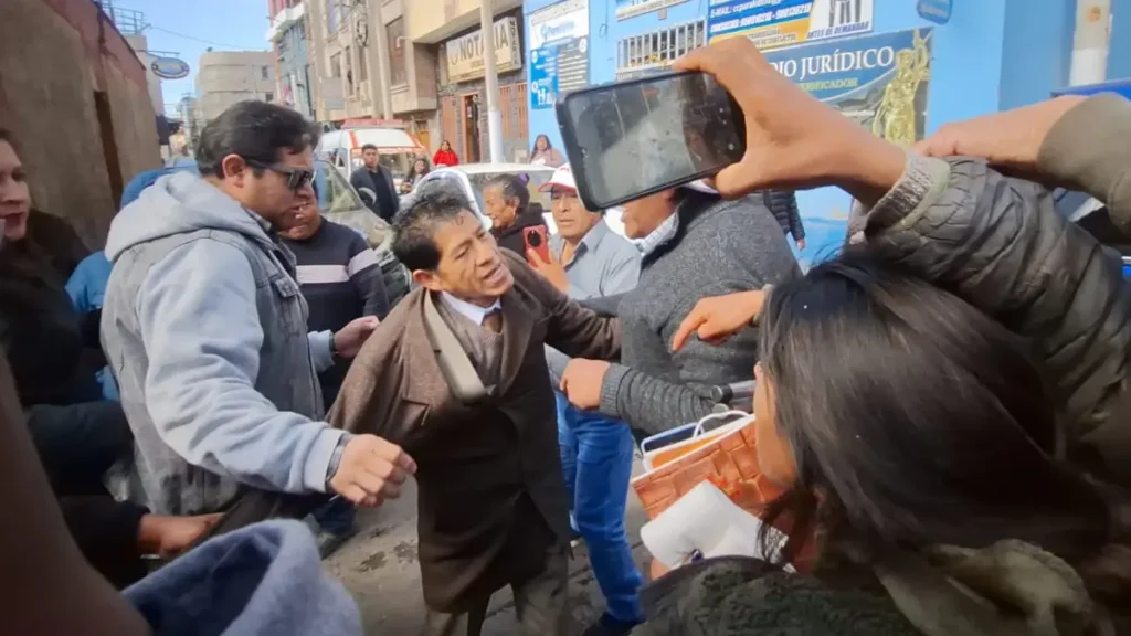 puno: turba agrede a juez que emitió medida cautelar que paraliza colegio de alto rendimiento en juliaca