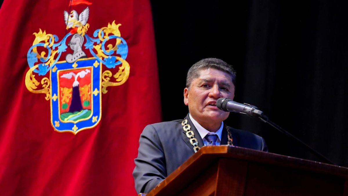 alcalde de arequipa pide a dina boluarte mil millones de soles para cumplir promesas de intercambios viales