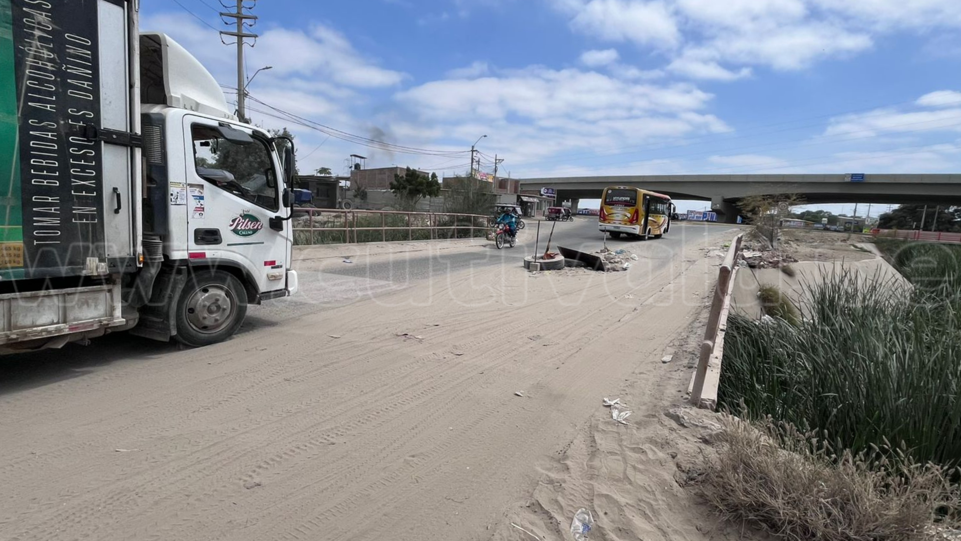 piura: puente en la legua en riesgo de colapso es una amenaza para la población