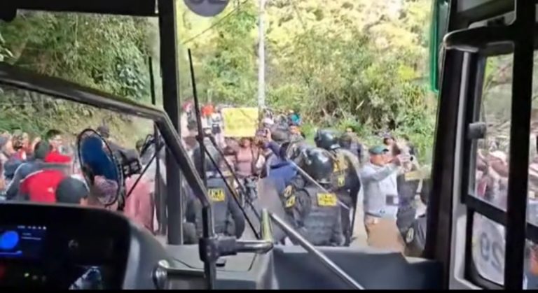 crisis en machu picchu: alerta internacional y pérdidas millonarias por vías bloqueadas y turistas varados en medio del caos por pelea para recuperar carretera hiram bingham