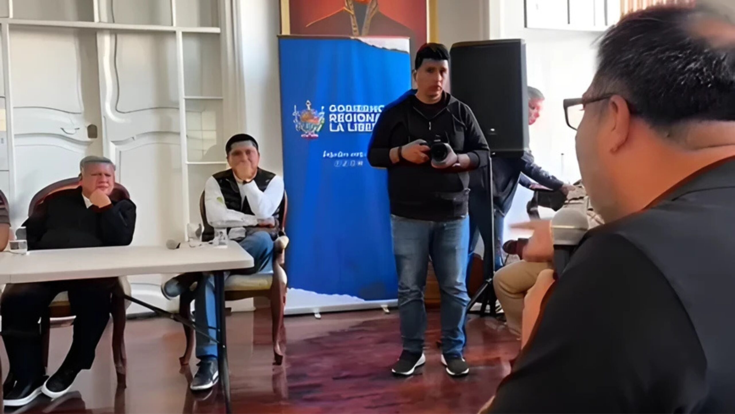 La Libertad: Acuña se sorprende tras saber que la oficina de empresa que ejecuta carretera a Huanchaco funcionaría en local de menú