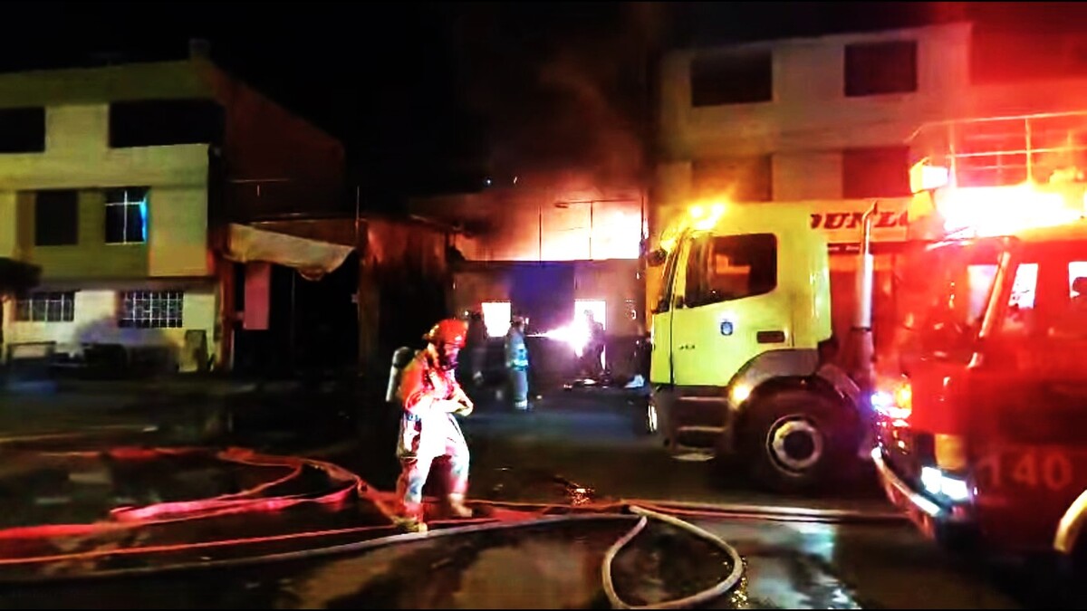 Arequipa: extorsionadores queman local de neumáticos en represalia, en Miraflores