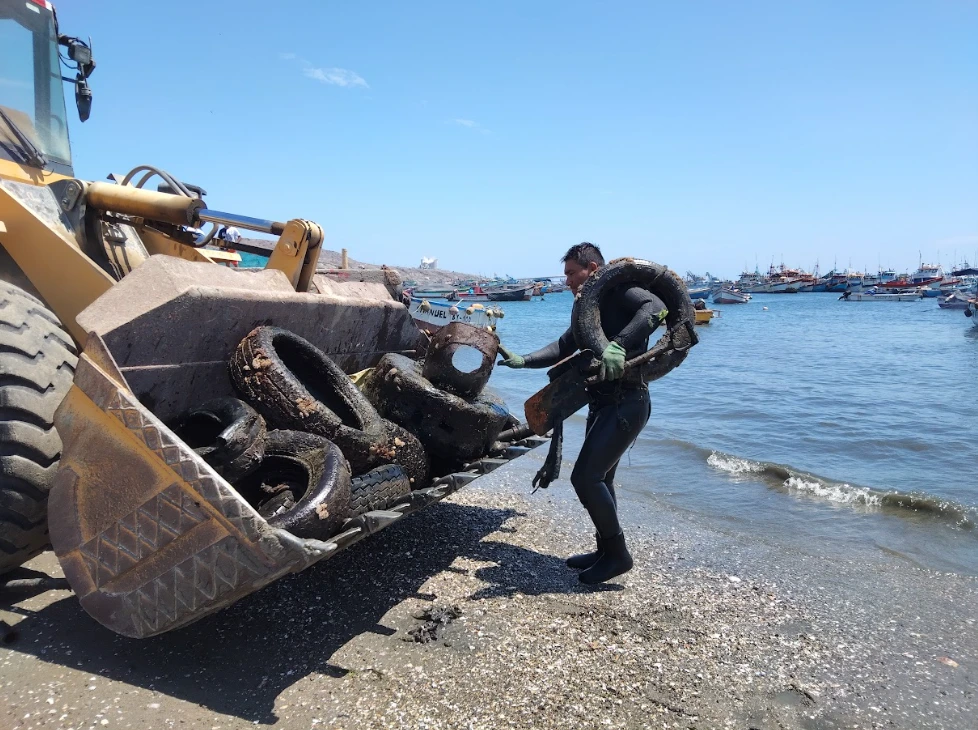 buzos de piura recolectan más de 11 toneladas de basura del fondo marino