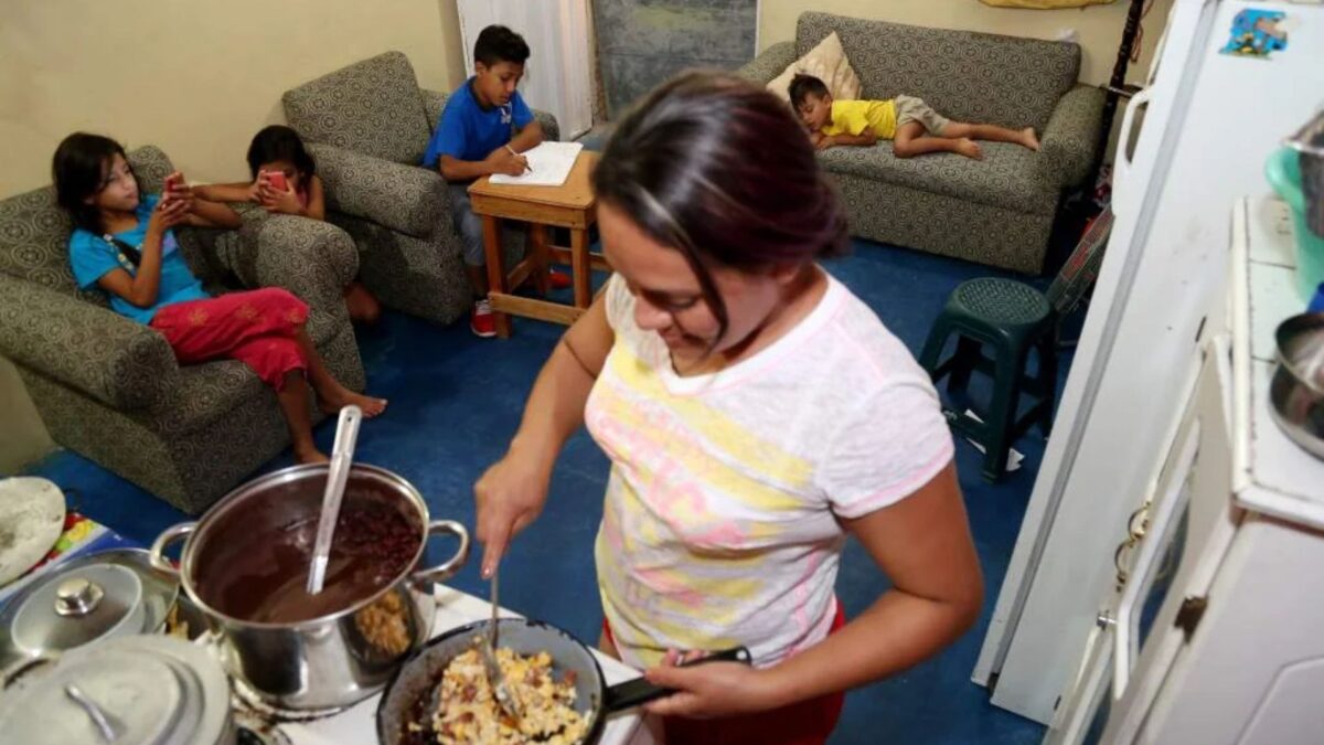 arequipa: 28% de mujeres son dependientes económicas por asumir tareas domésticas no remuneradas (video)