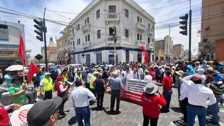 marcha en arequipa: lecciones de lengua y de democracia, dos realidades disputan centro histórico