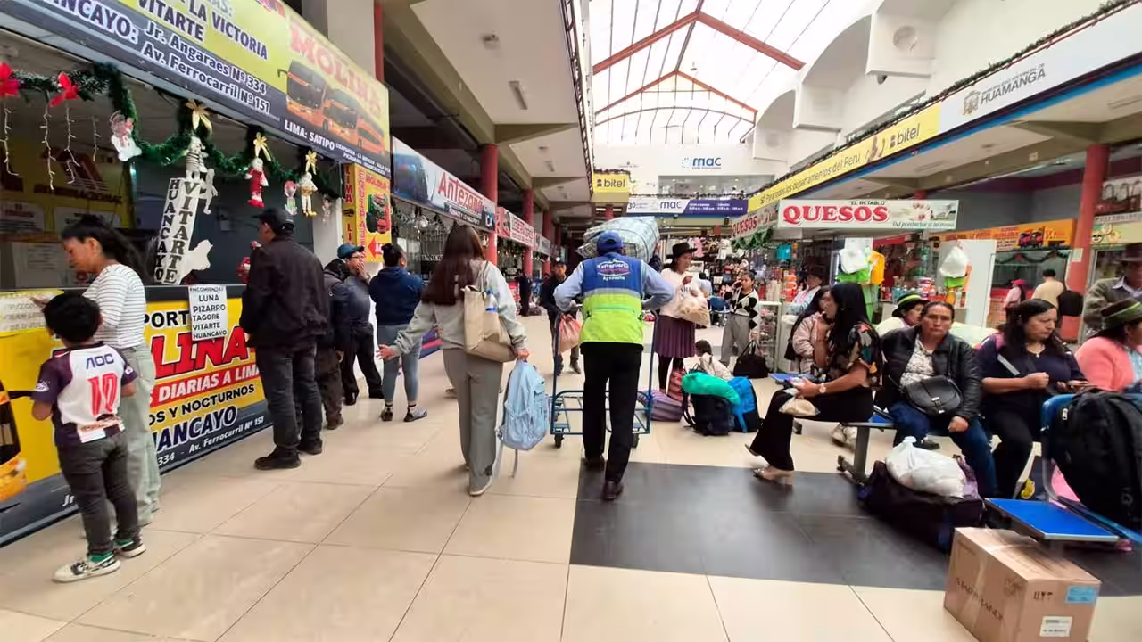 pasajeros abarrotan terminal terrestre de ayacucho mientras boletos a lima superan los 200 soles