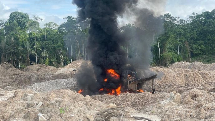 golpe a la minería ilegal en la selva central: fiscalía destruye maquinaria y campamentos en yuyapichis