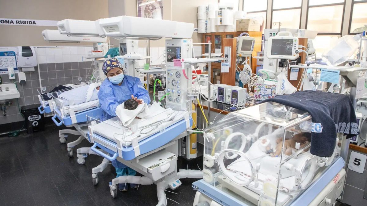 arequipa: otra negligencia en hospital essalud de yanahuara, recién nacida cae y se fractura cráneo