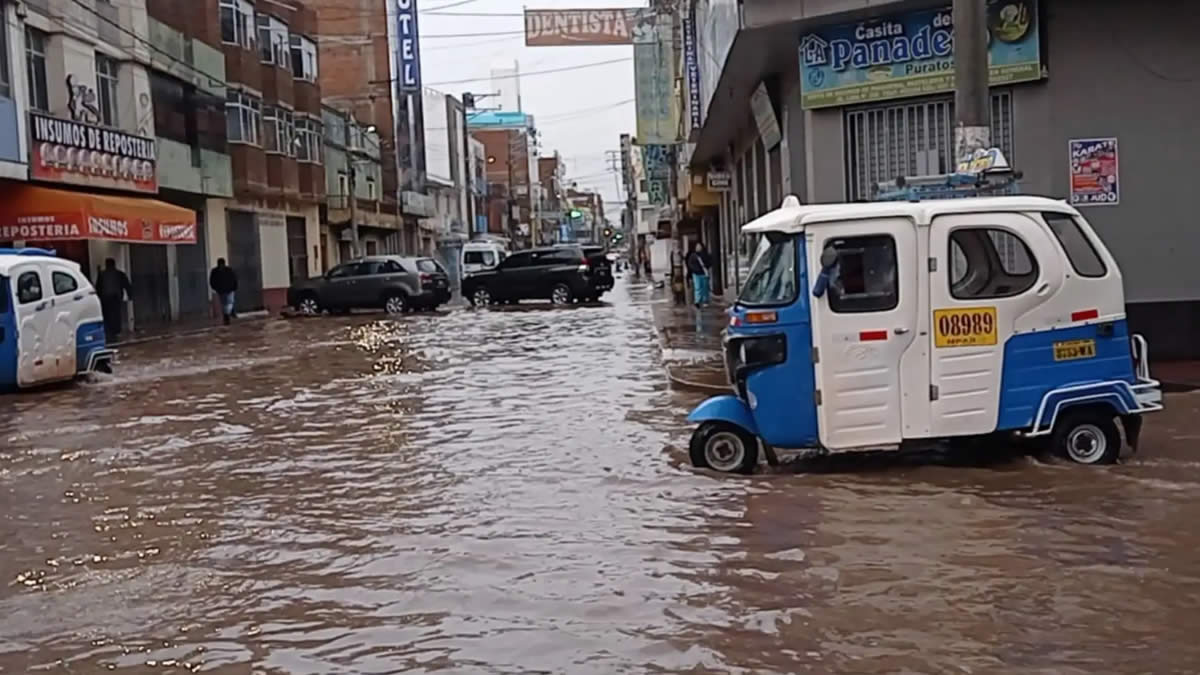 Juliaca: fuertes lluvias nuevamente inundan el centro de la ciudad