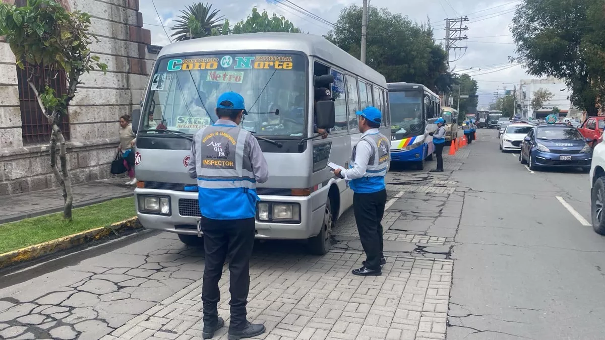 transportistas de arequipa amenazan con paro por aumento de multas para buses informales