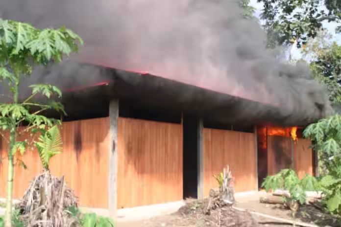 Incendian puesto indígena que bloqueaba el ingreso de insumos para la minería ilegal en el Bajo Santiago