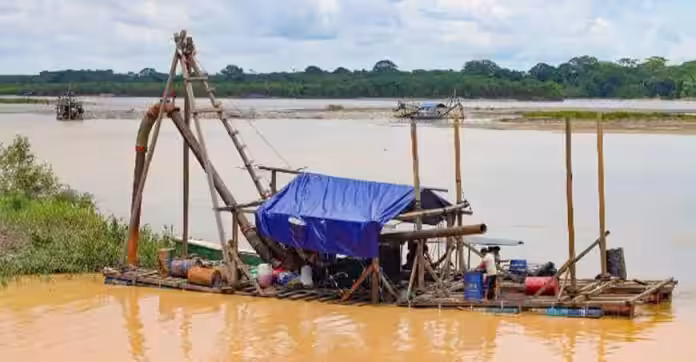 Contraloría advierte riesgos ambientales por minería en la quebrada Guacamayo, en Madre de Dios