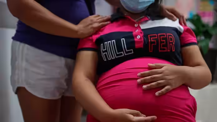 Especialistas advierten que maternidad temprana expone a adolescentes a depresión, ansiedad y crisis de identidad