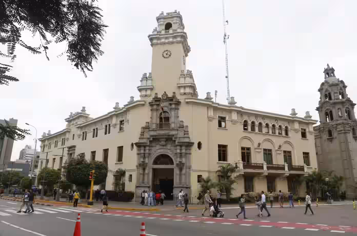 Municipalidad acusa de delitos informáticos a periodistas de La Encerrona por denunciar vulnerabilidad de plataforma de la comuna