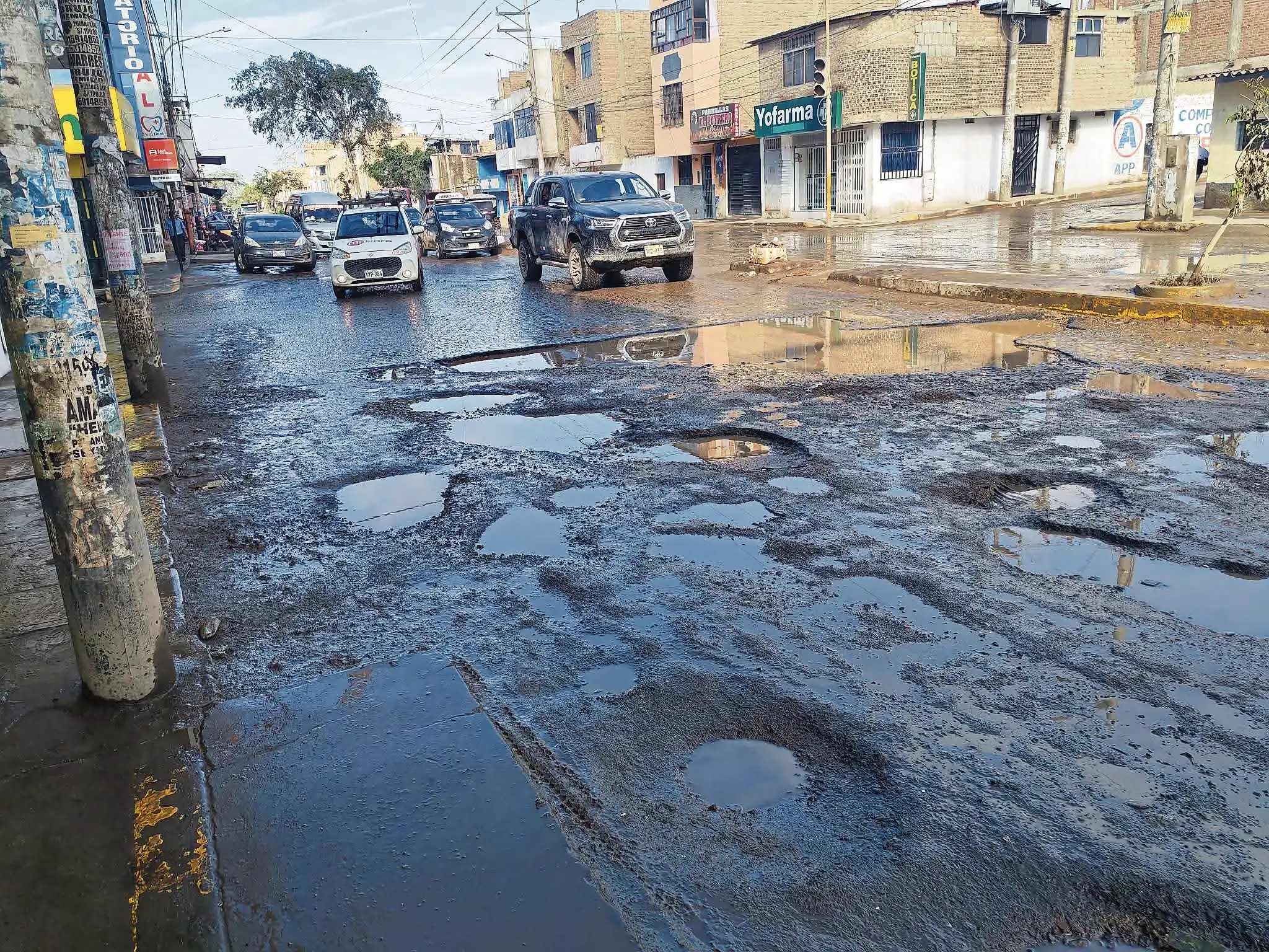Esta es una pequeña muestra del estado de las pistas en varias zonas de Trujillo donde las obras siguen postergadas por décadas.