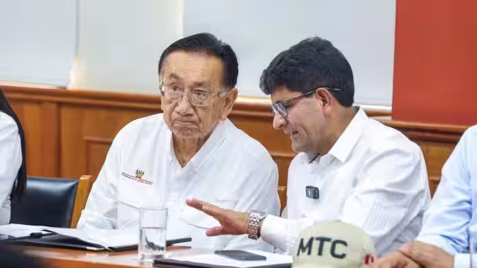 Presidente Balcázar llega a Arequipa, evade a prensa y deja a alcaldes sin presupuesto para emergencia