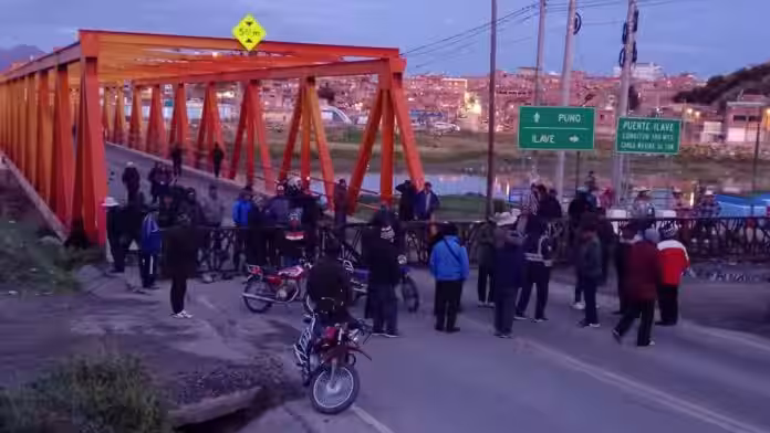 Protestantes bloquean puente de Ilave y paralizan vía hacia Bolivia