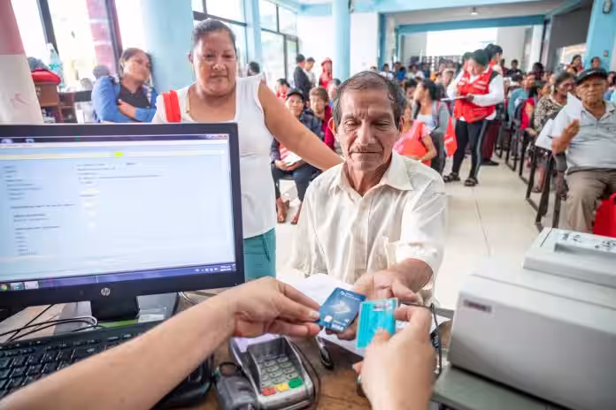 Loreto: más de 100 adultos mayores de 27 comunidades Awajún reciben tarjeta de débito para cobrar Pensión 65