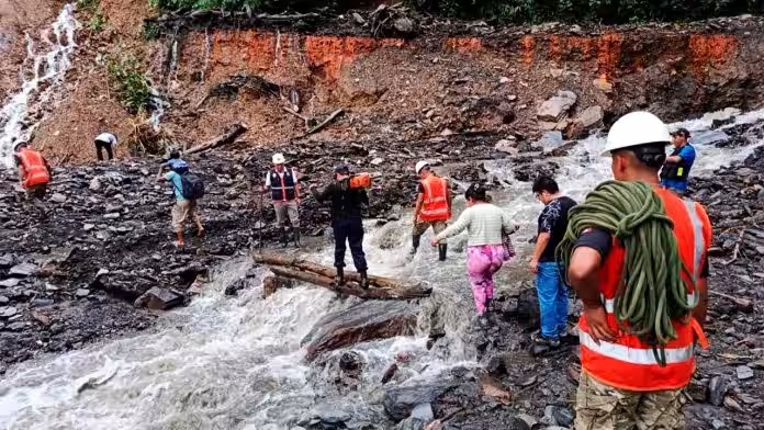Rescatan a familias que quedaron atrapadas por huaicos tras fuertes lluvias en el Vraem