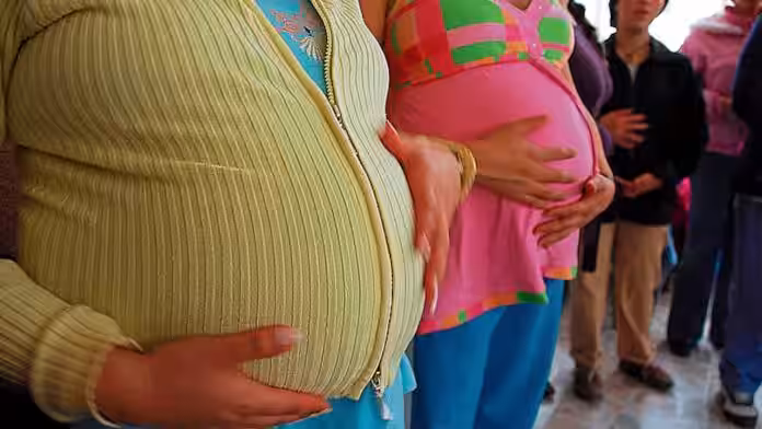 Perú registra caída histórica de la fecundidad y evidencia cambio en prioridades de las mujeres