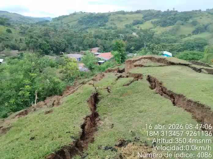 San Martín: Suelo se hunde y abre grietas que ponen en riesgo viviendas y colegio