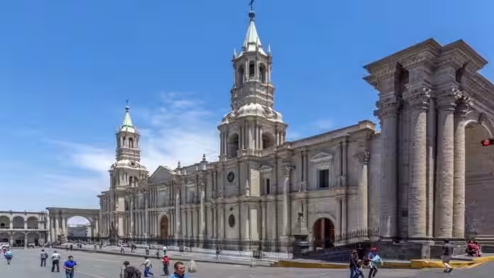 Estudio advierte que tránsito vehicular daña casonas en el Centro Histórico de Arequipa