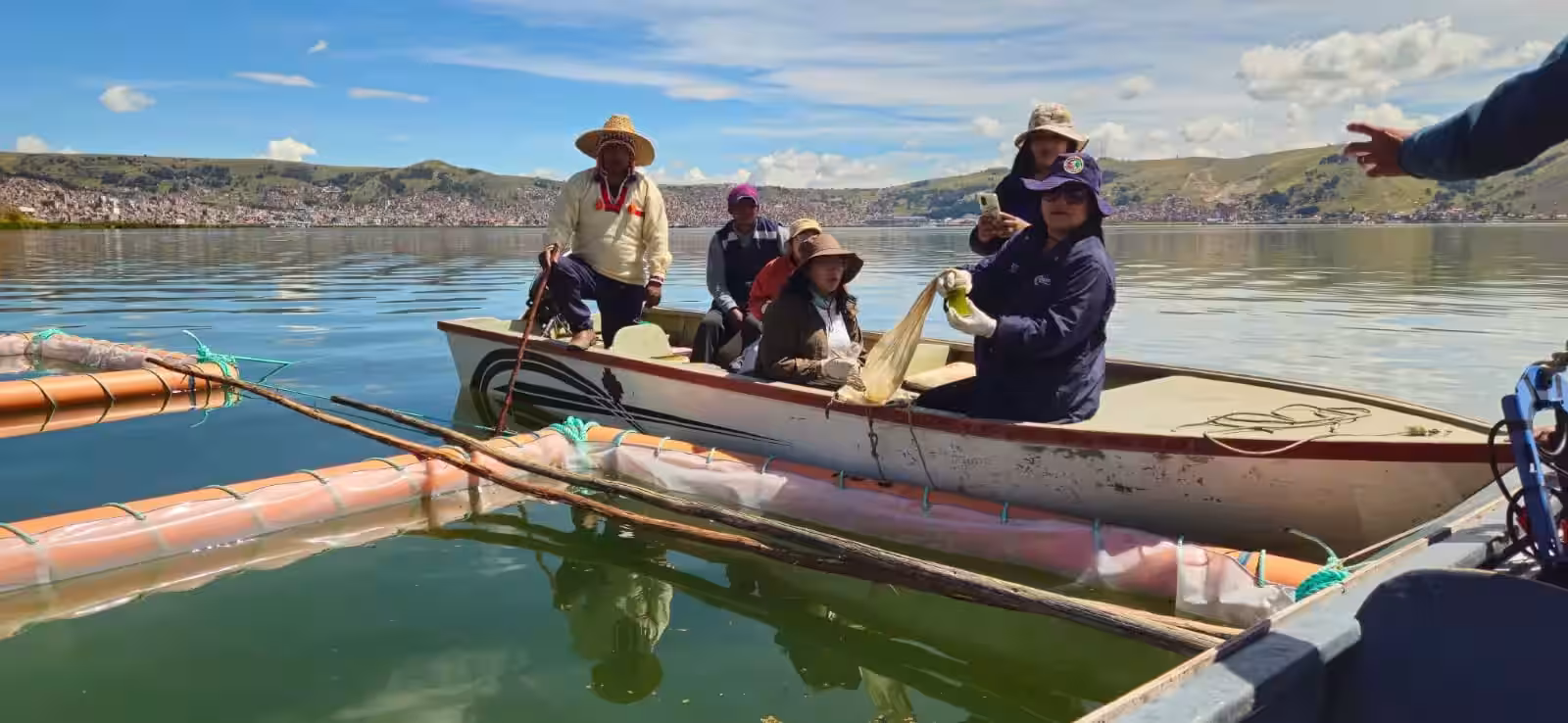 Implementan filtros verdes flotantes con plantas para limpiar una de las zonas más afectadas del lago Titicaca