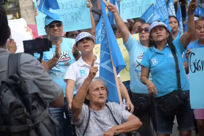 Loreto: Simpatizantes de Renovación Popular se movilizan frente a la ODPE Maynas denunciando supuestas irregularidades en el conteo de votos al Senado