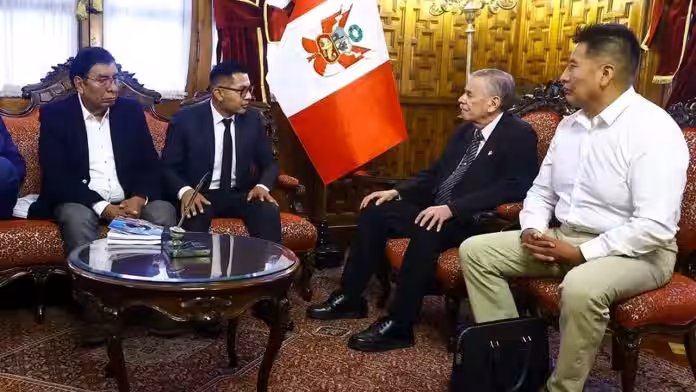 Alcaldes de Puno y Desaguadero piden proyectos a Fernando Rospigliosi