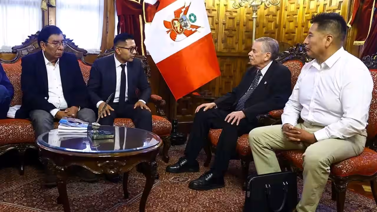 Alcaldes de Puno y Desaguadero piden proyectos a Fernando Rospigliosi