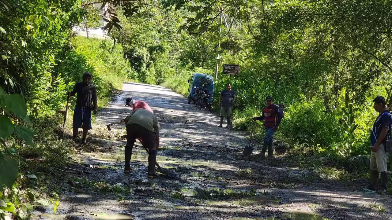 Pobladores del Monzón parchan baches de la carretera nacional PE-14A ante el olvido de las autoridades